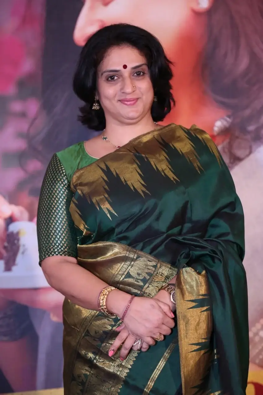 indian actress pavitra lokesh in green saree at malli pelli trailer launch